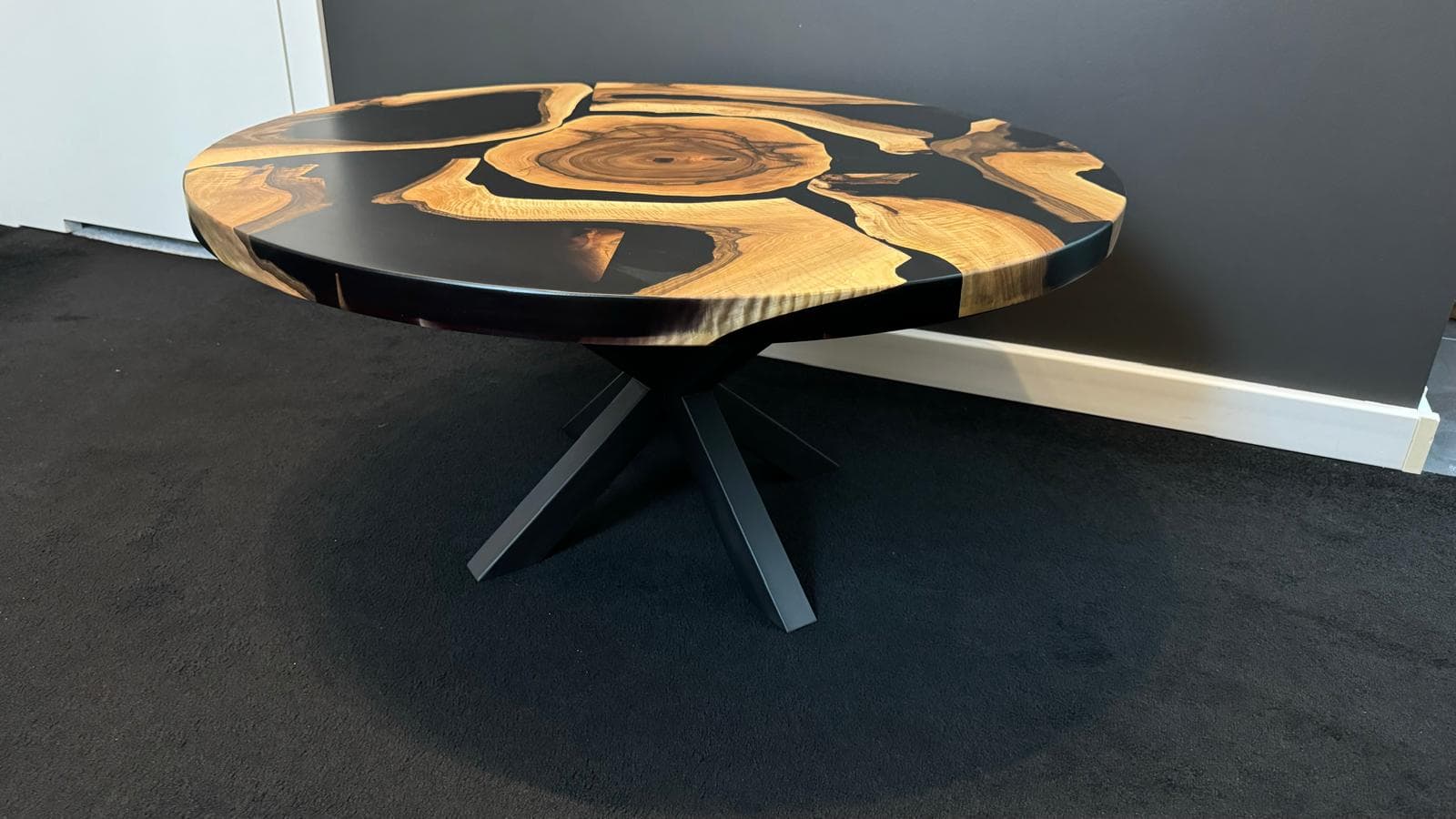 Stół river table — orzech włoski, czarna żywica
