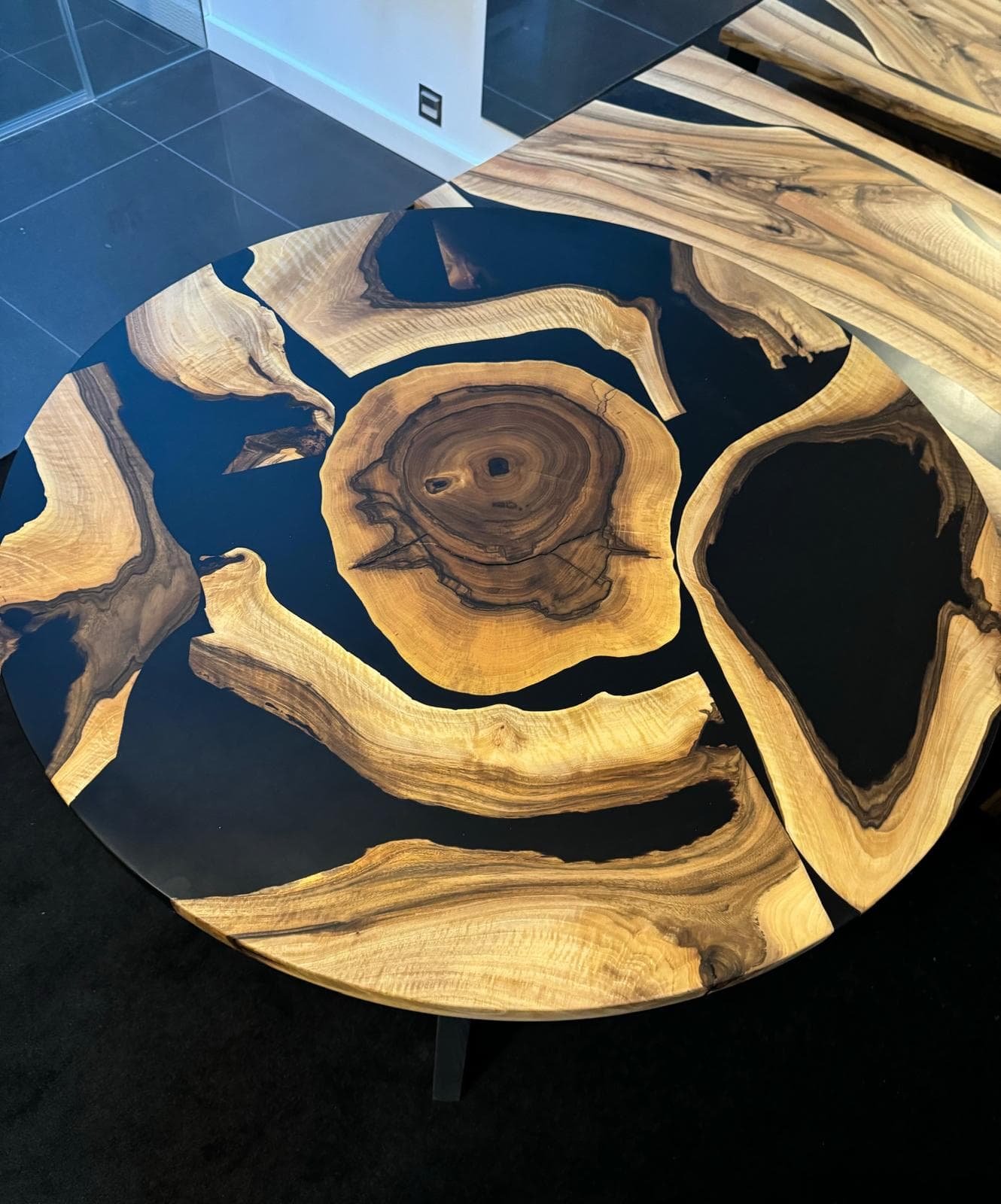 Gotowy, wykończony stół river table w aranżacji wnętrza